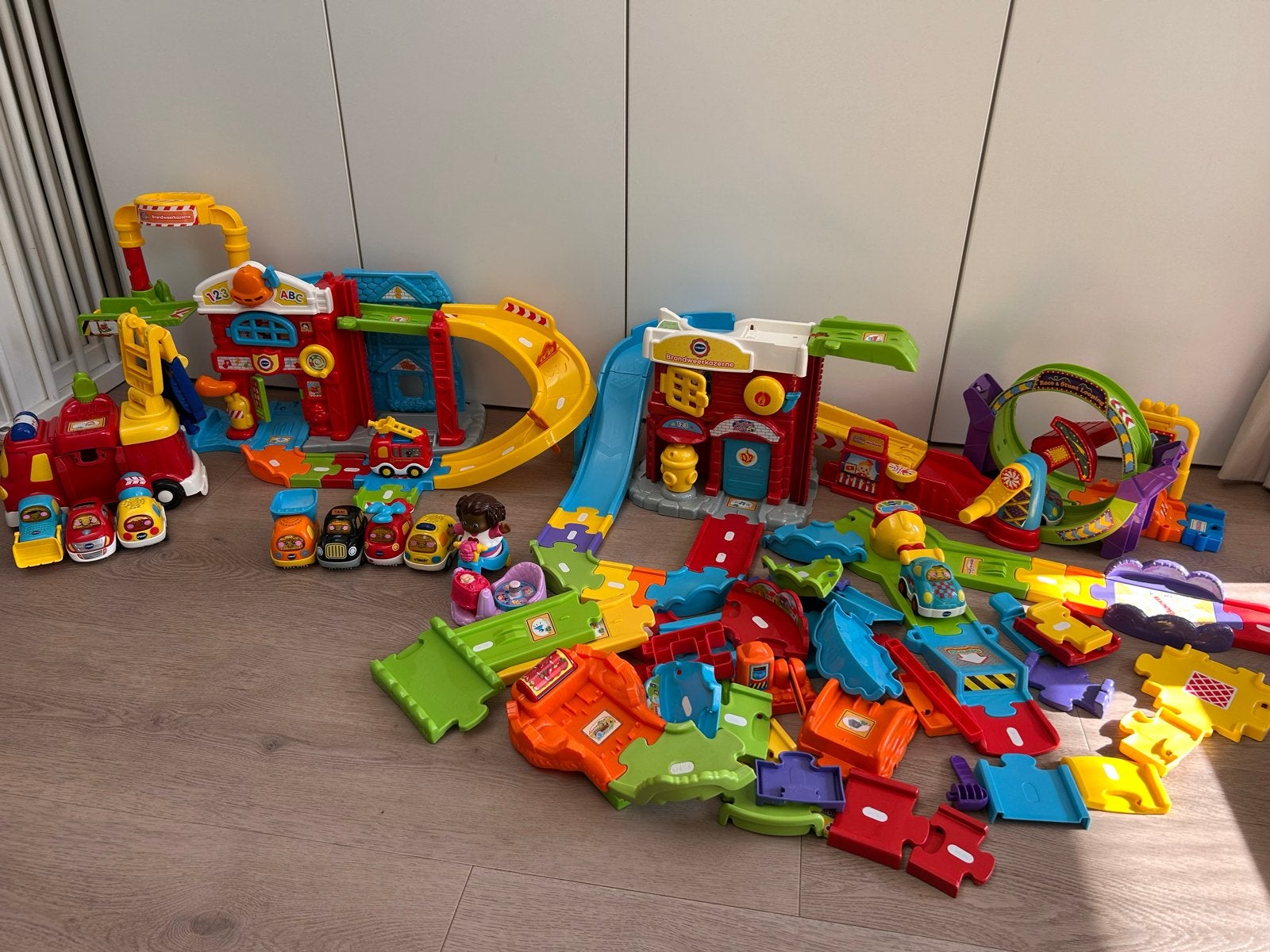Grote VTech Toet Toet Auto's collectie met brandweerkazerne, Kinderen en Baby's, Ophalen of Verzenden, Gebruikt, 2 tot 4 jaar