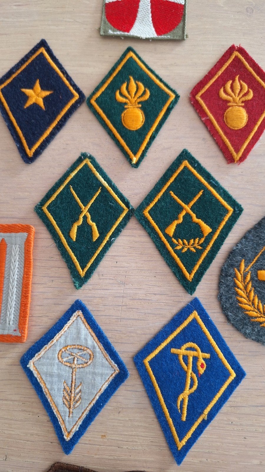 Militair 12 badges emblemen, Ophalen, Landmacht, Nederland, Embleem of Badge