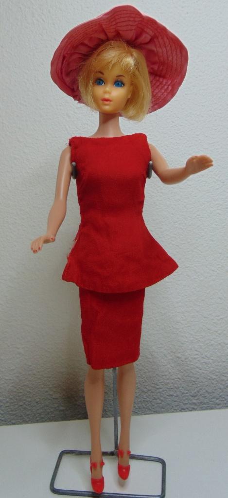 Rood Barbie outfit 1966 #1663 Music Center Matinee, Verzamelen, Poppen, Ophalen of Verzenden, Gebruikt, Kleertjes