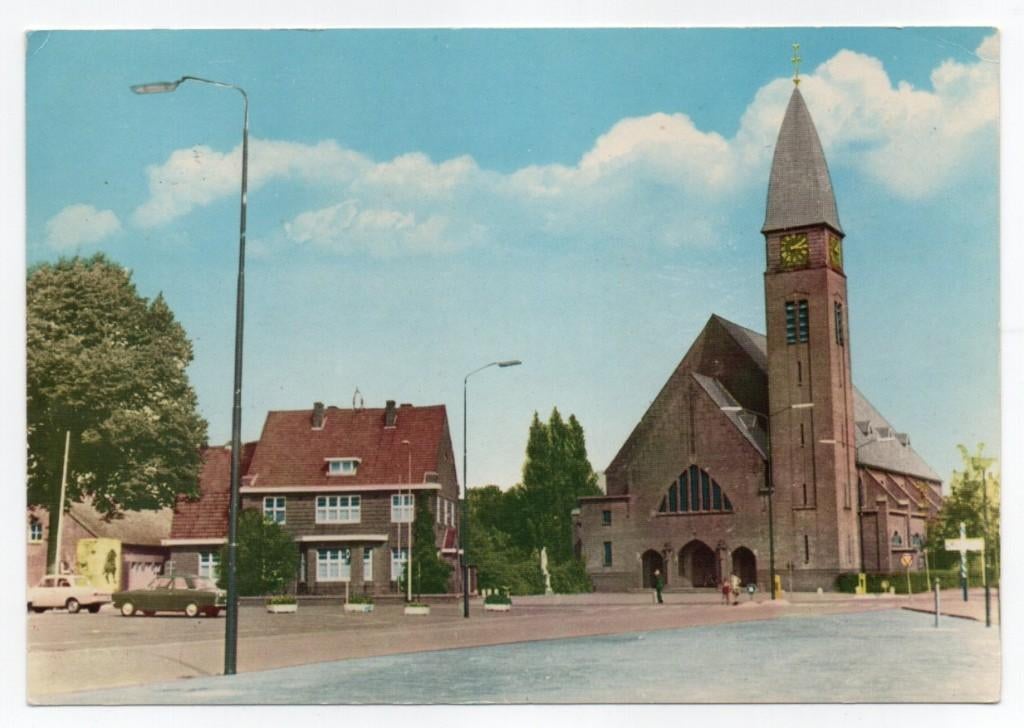 Boekel Agathaplein met kerk auto's ANWB wegwijzer 1967, Ophalen, 1960 tot 1980, Gelopen, Noord-Brabant