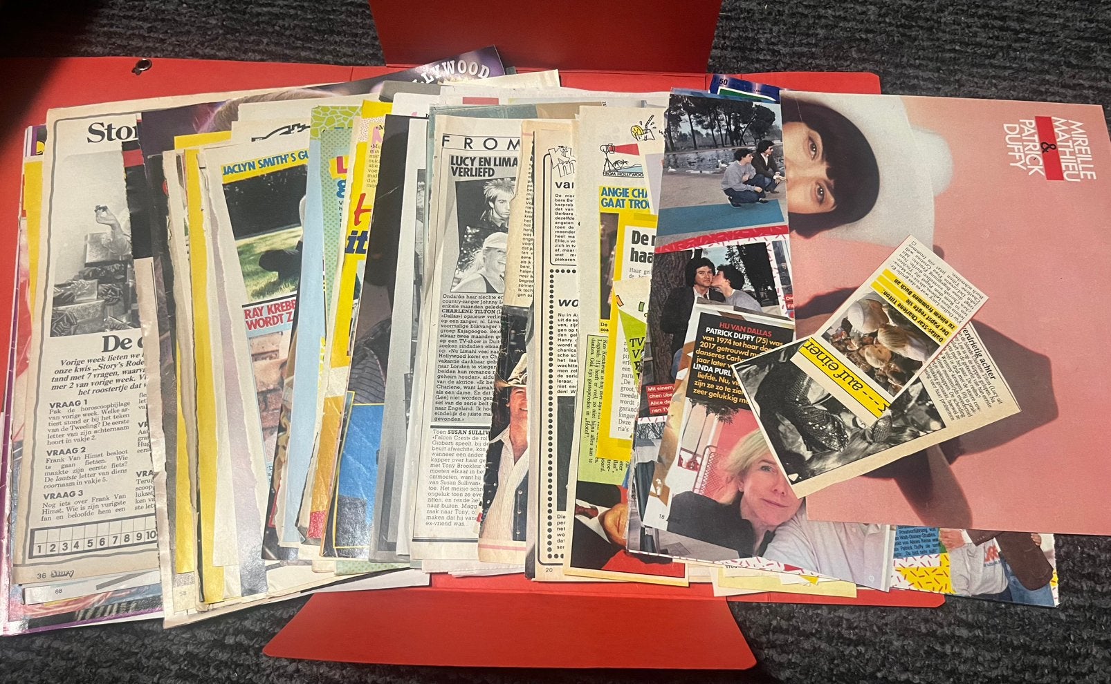Stapeltje Dallas items, Verzenden, 1980 tot heden, Tijdschrift