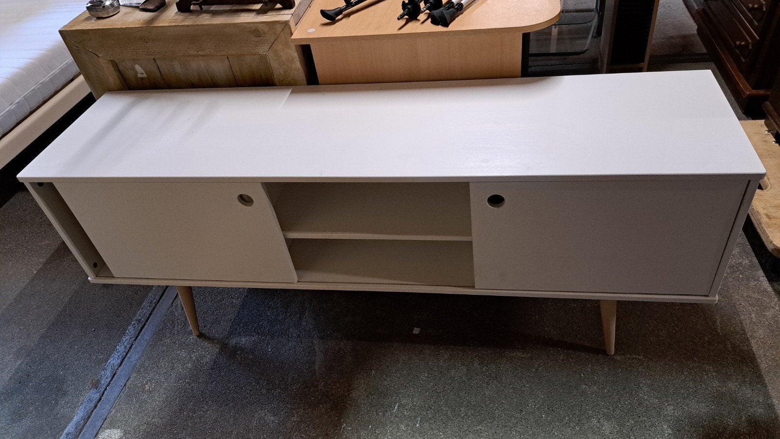 Strak wit tv-meubel met schuifdeuren en houten poten, Ophalen, Gebruikt, Modern, Scandinavisch, Minder dan 100 cm