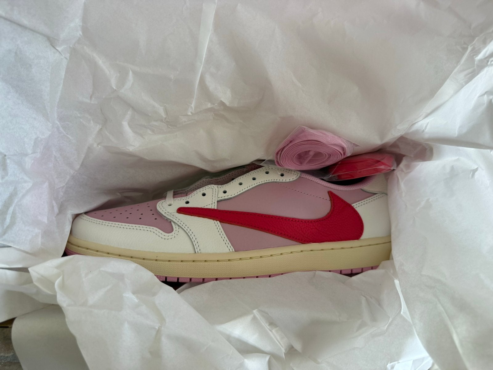 Travis scott jordan 1 low “shy and tropical pink” 46, Kleding | Heren, Schoenen, Ophalen of Verzenden, Nieuw, Overige kleuren