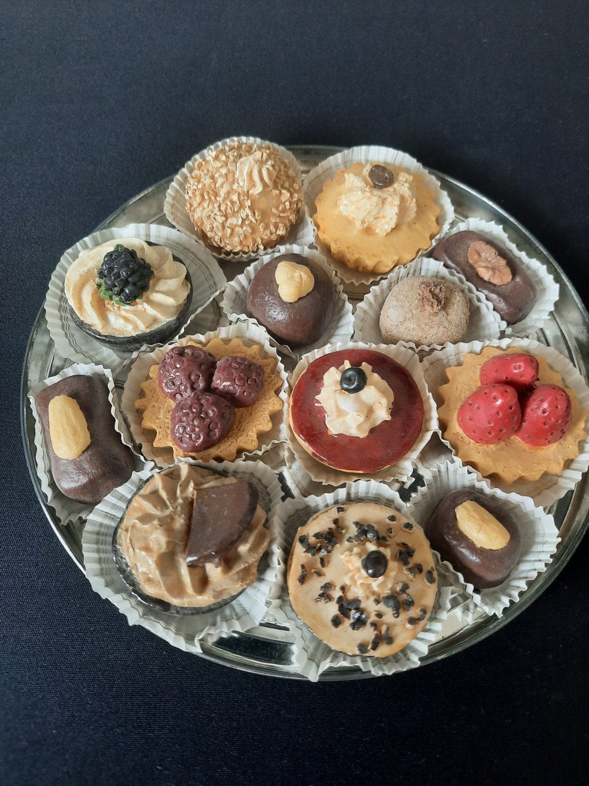 13 Decoratieve Chocolade Petit Fours, Ophalen of Verzenden, Zo goed als nieuw