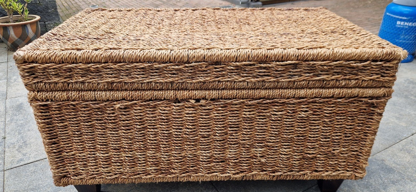 Grote gevlochten speelgoedkist houten poten,  metalen grepen, Ophalen, Zo goed als nieuw, 50 tot 100 cm, 50 tot 75 cm