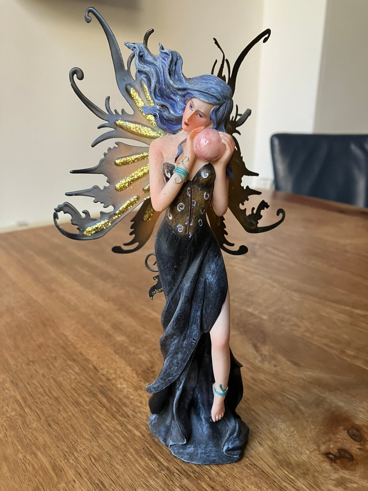 Nemesis Now zwarte elf met marmeren bol, Ophalen of Verzenden, Zo goed als nieuw, Fantasy