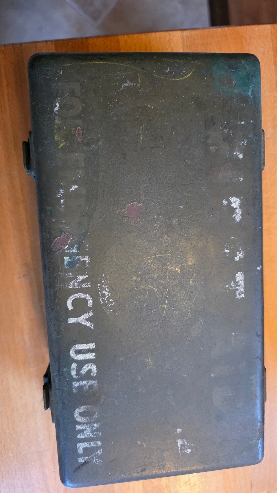First aid blik voor op de Jeep., Verzamelen, Ophalen of Verzenden, Landmacht, Amerika
