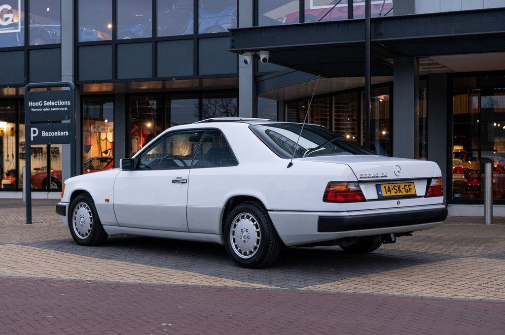 Mercedes-Benz E-Klasse 300 CE-24 (W124) (bj 1991, automaat), Auto's, Oldtimers, Automaat, Stof, 4 stoelen, Wit