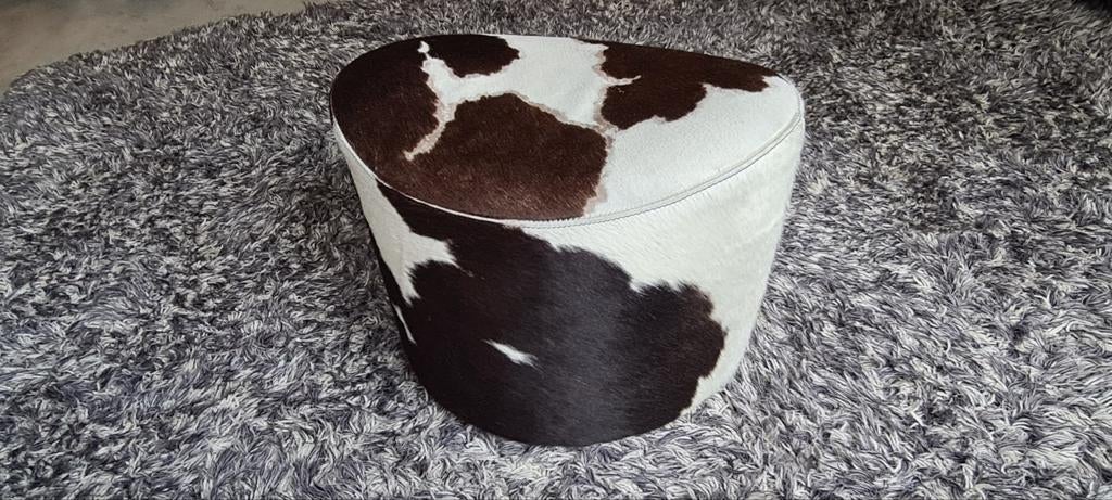 Koeien Poef  bekleed met echt rundervel. 60x40cm, 45cm hoog, Ophalen, Gebruikt, Modern, Speels, 50 tot 75 cm