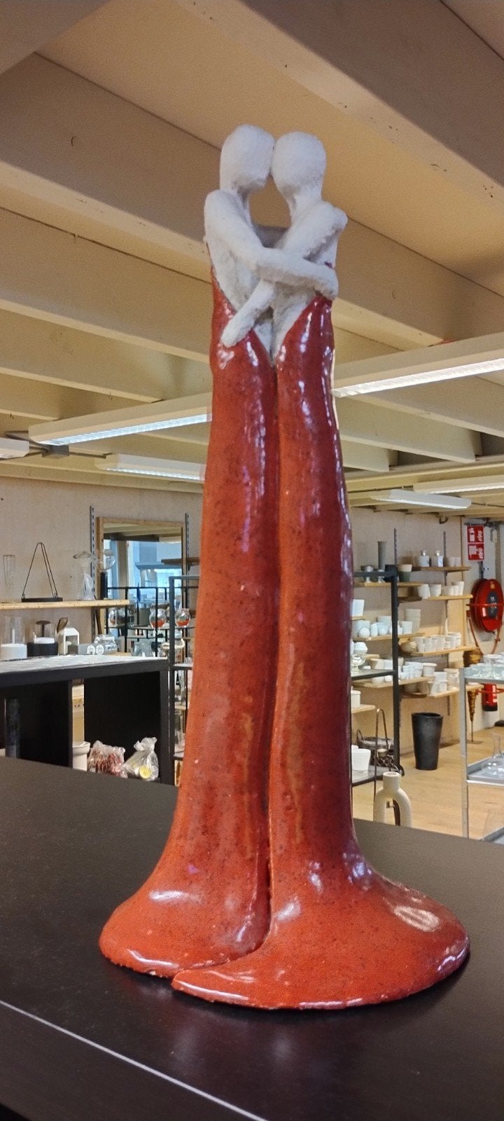 Keramisch beeld 'Liefdevolle Omhelzing' - gesigneerd Ellis, Verzenden, Gips, 50 - 100 cm, Beeld