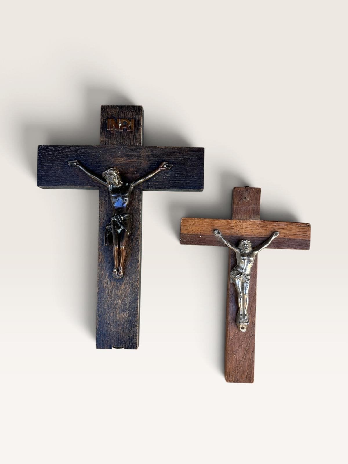 Twee Vintage Houten Kruisbeelden met Christusfiguur, Antiek en Kunst, Ophalen of Verzenden