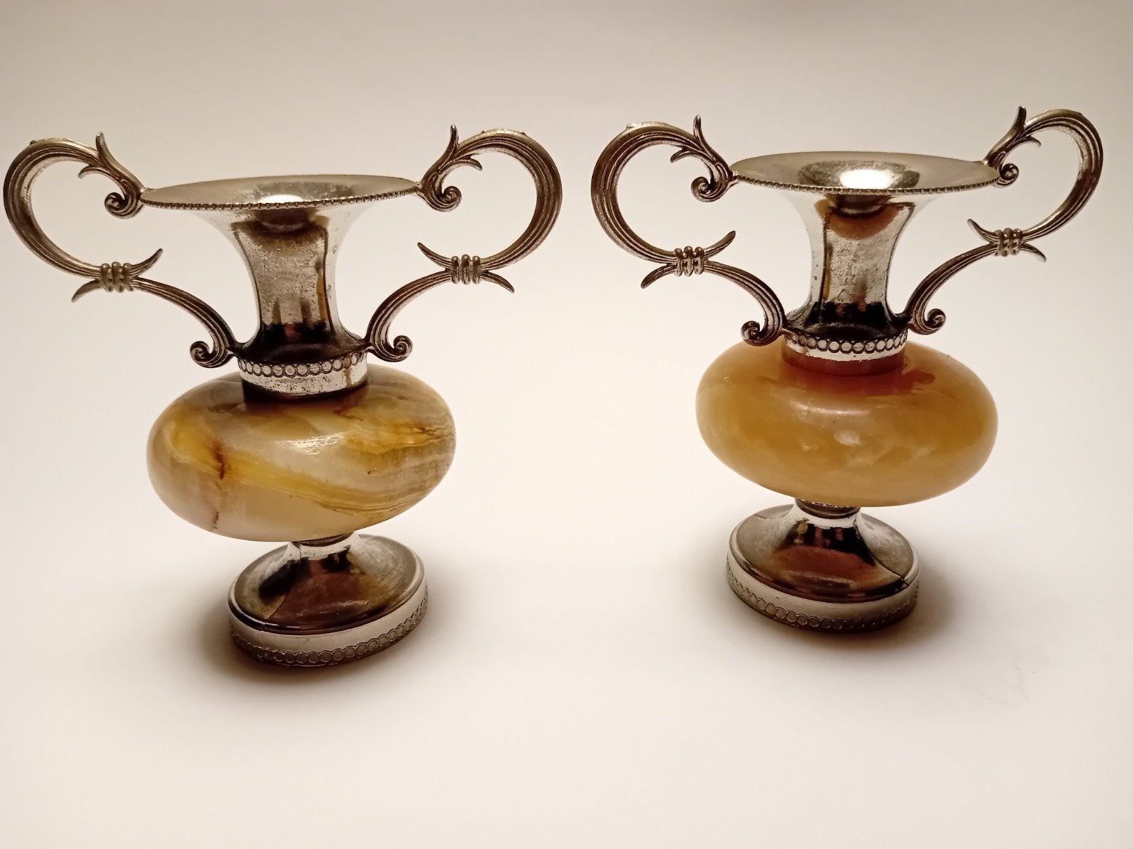 Set van 2 vintage onyx, zilverkleurige metalen vaasjes 8 cm, Antiek en Kunst, Verzenden