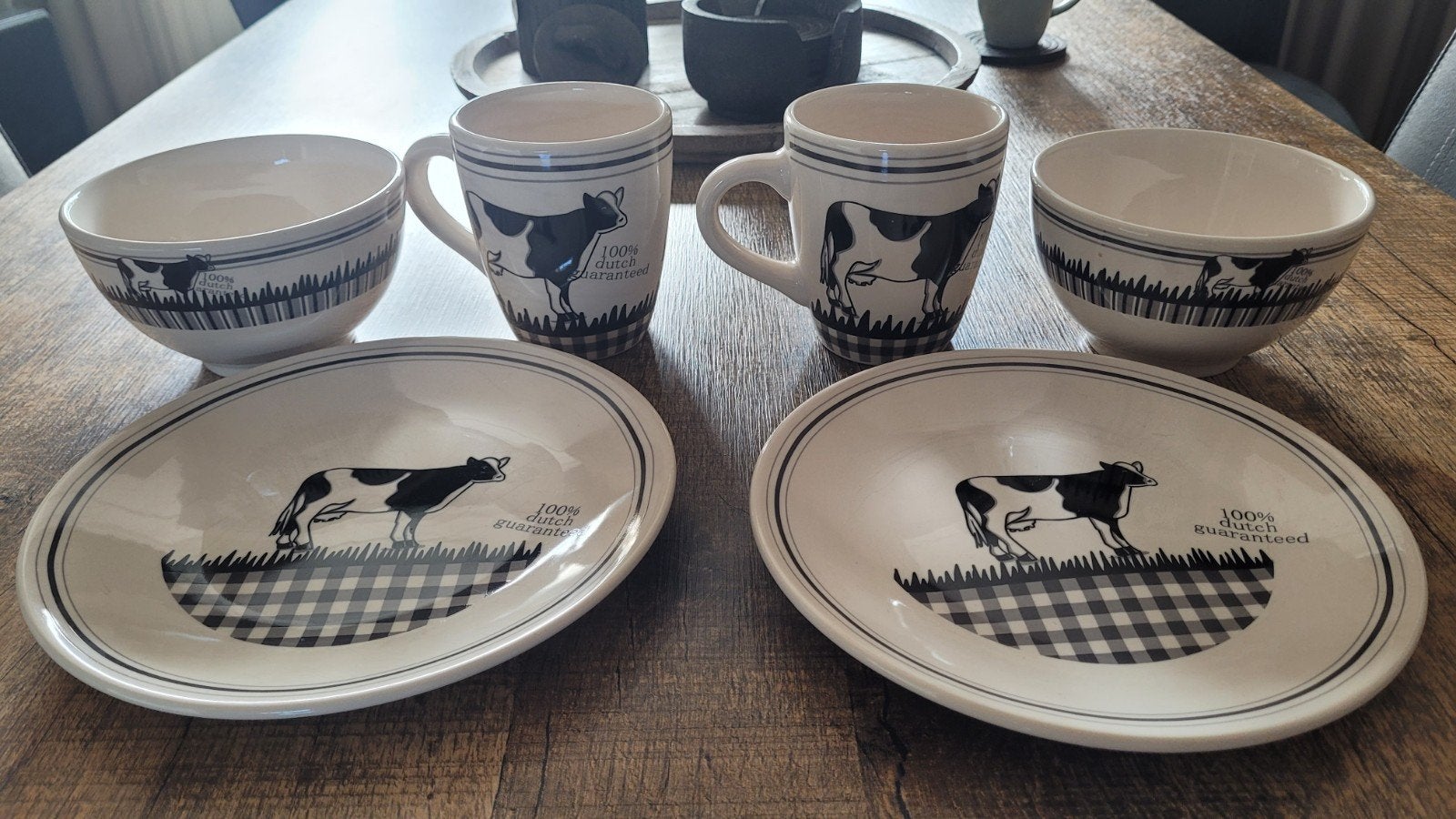 Servies set met koeienprint - 2 borden, 2 kommen, 2 mokken, Ophalen of Verzenden, Aardewerk, Overige stijlen