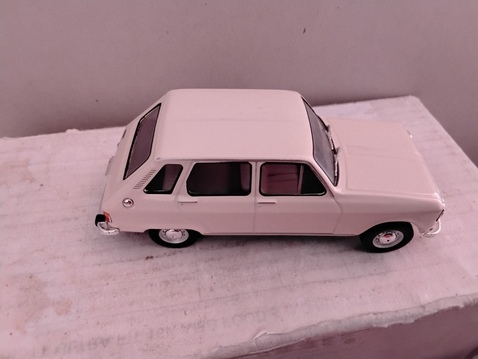 RENAULT  6    KLEUR CREMÉ, Ophalen of Verzenden, Zo goed als nieuw, Auto, Overige merken