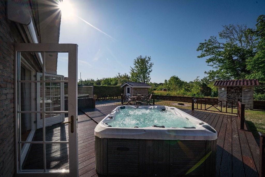 Foto 2 van Exclusieve Wellness Bungalow aan Zee – Julianadorp aan Zee