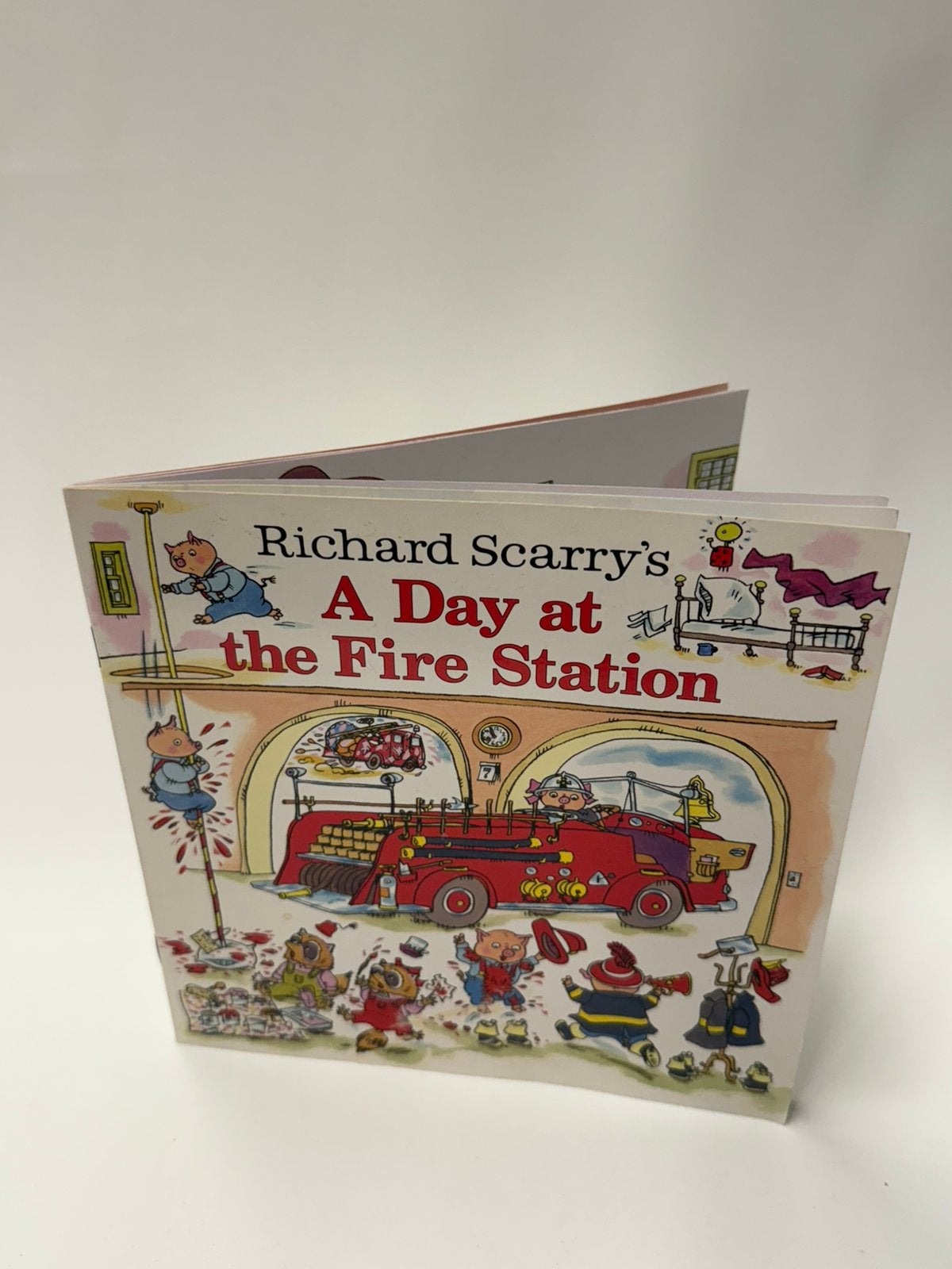 Richard Scarry A Day at the Firestation, Ophalen of Verzenden, Gelezen, Fictie algemeen