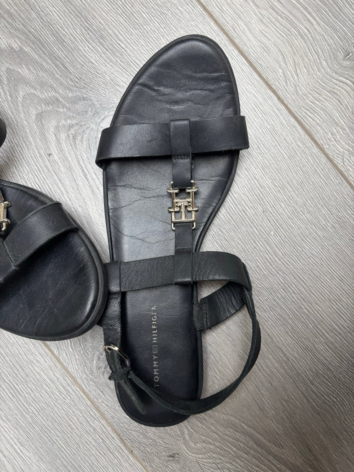 Tommy Hilfiger Zwarte Sandalen Maat 38, Ophalen, Zo goed als nieuw, Zwart, Sandalen of Muiltjes