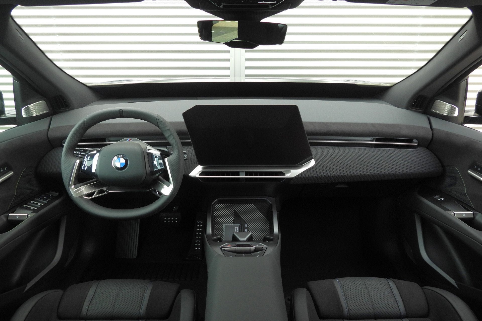 BMW iX3 40 eDrive M Sport / Panoramadak / Trekhaak / M Sport, Auto's, Automaat, Dealer onderhouden, Achterwielaandrijving, Zwart