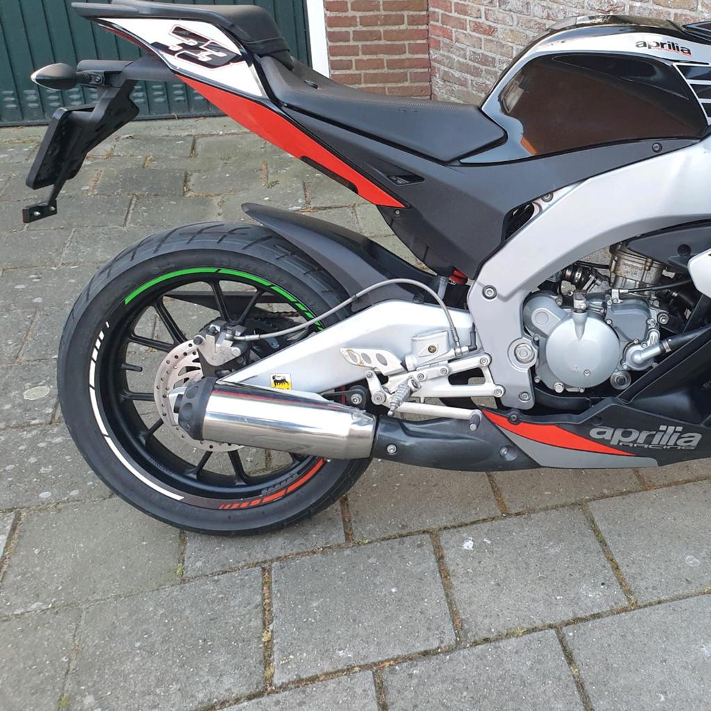 Originele uitlaat Aprilia RS4 50 onbeschadigd, Fietsen en Brommers, Brommeronderdelen | Algemeen, Ophalen of Verzenden, Zo goed als nieuw