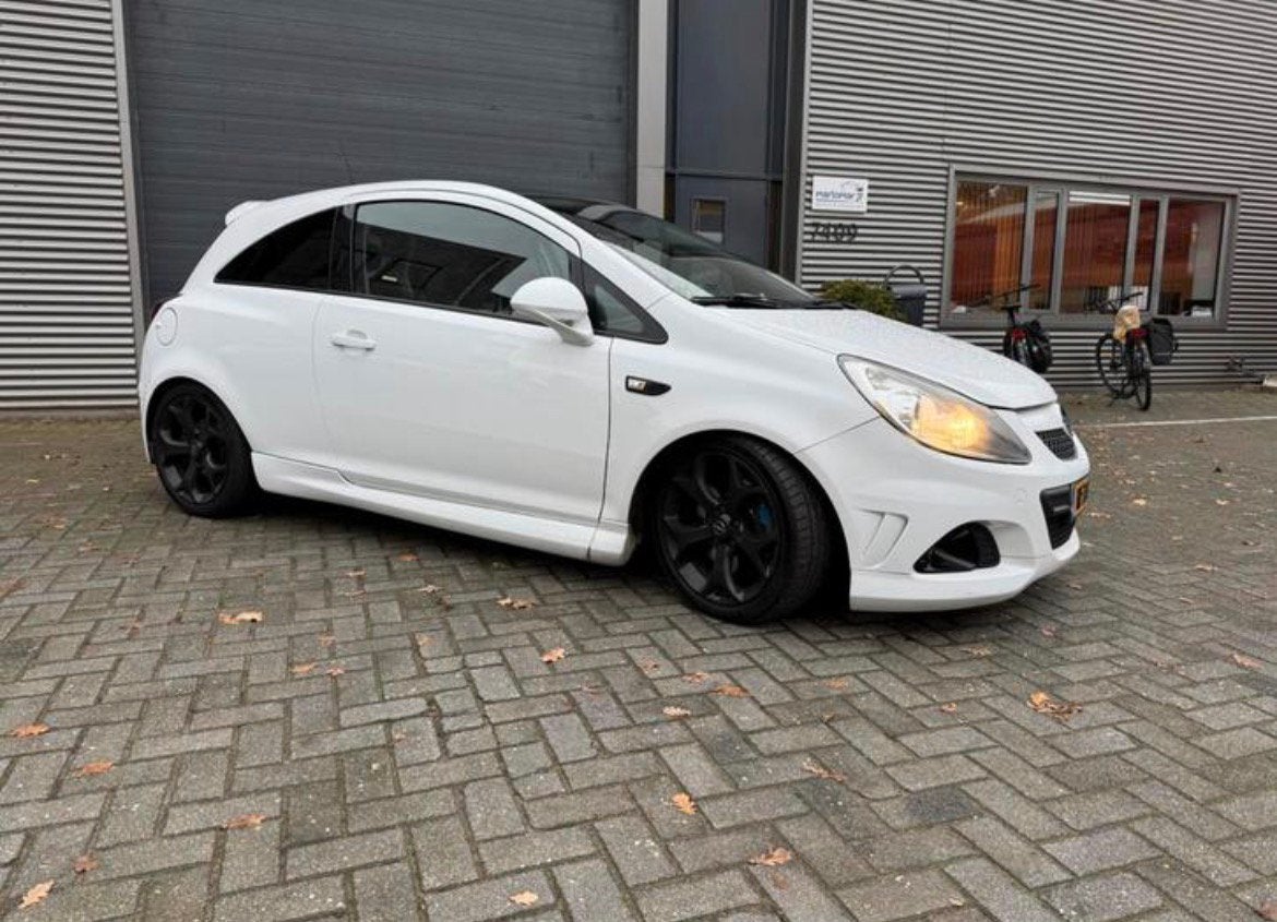 Opel Corsa 1.6 OPC 3D 2010 Wit, Auto's, Voorwielaandrijving, Zwart, Wit, 14 km/l