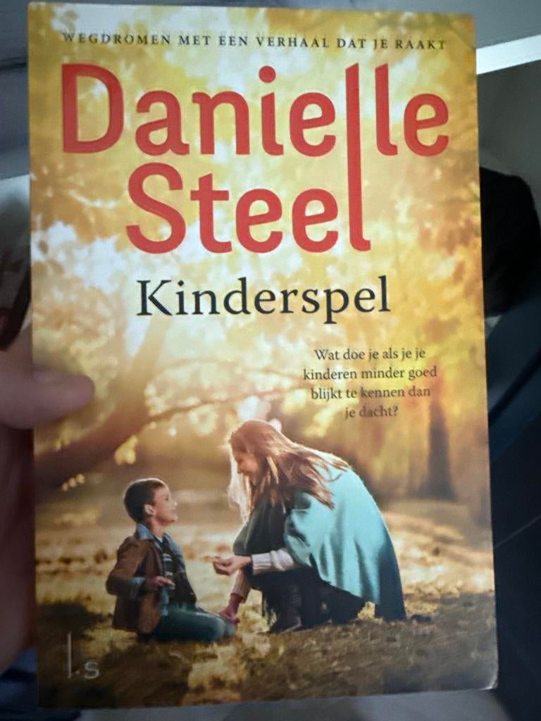 Kinderspel - Danielle Steel (Roman), Ophalen of Verzenden, Gelezen, Nederland