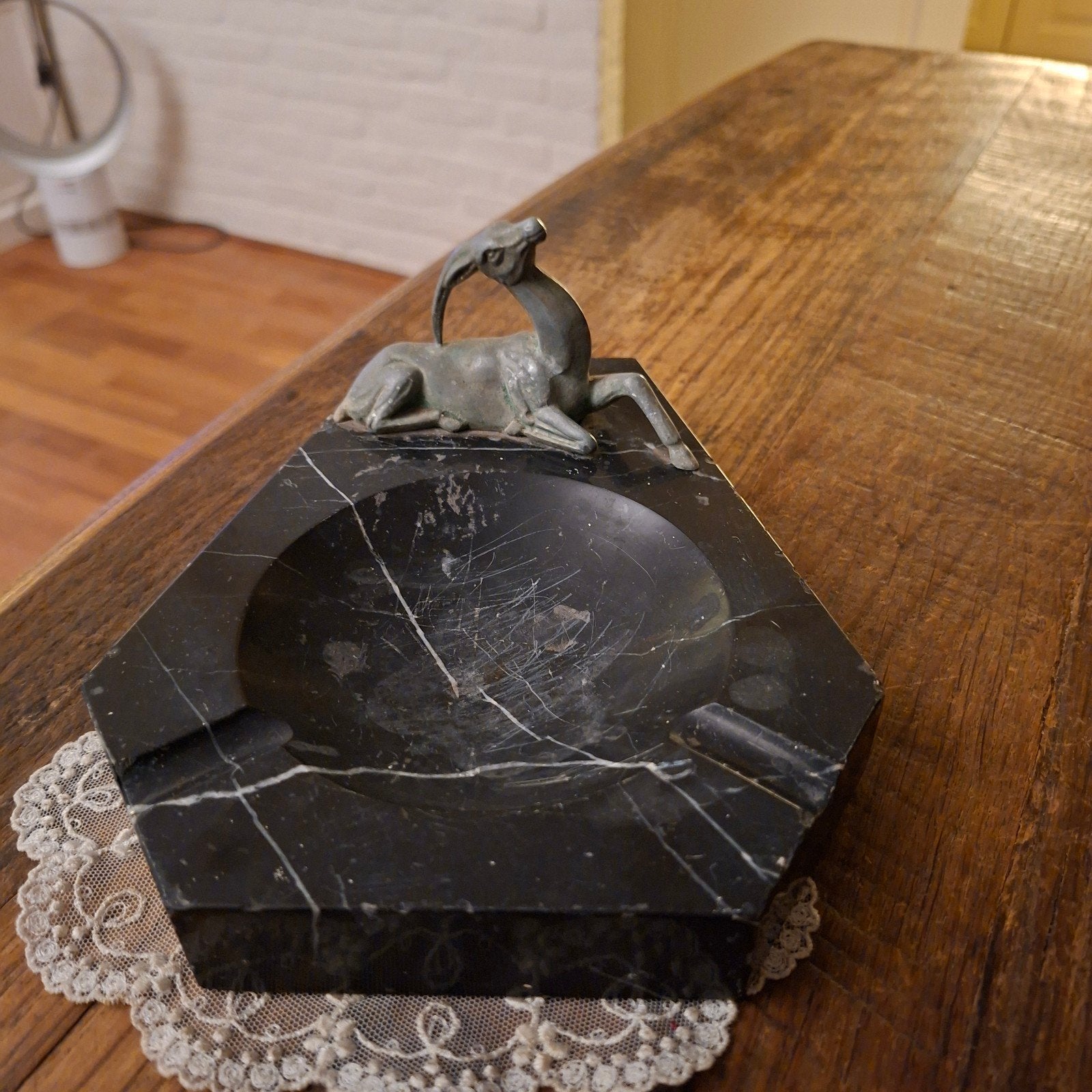 Art Deco Asbak met Metalen Gems erop Zwart Marmer is Zwaar, Ophalen of Verzenden