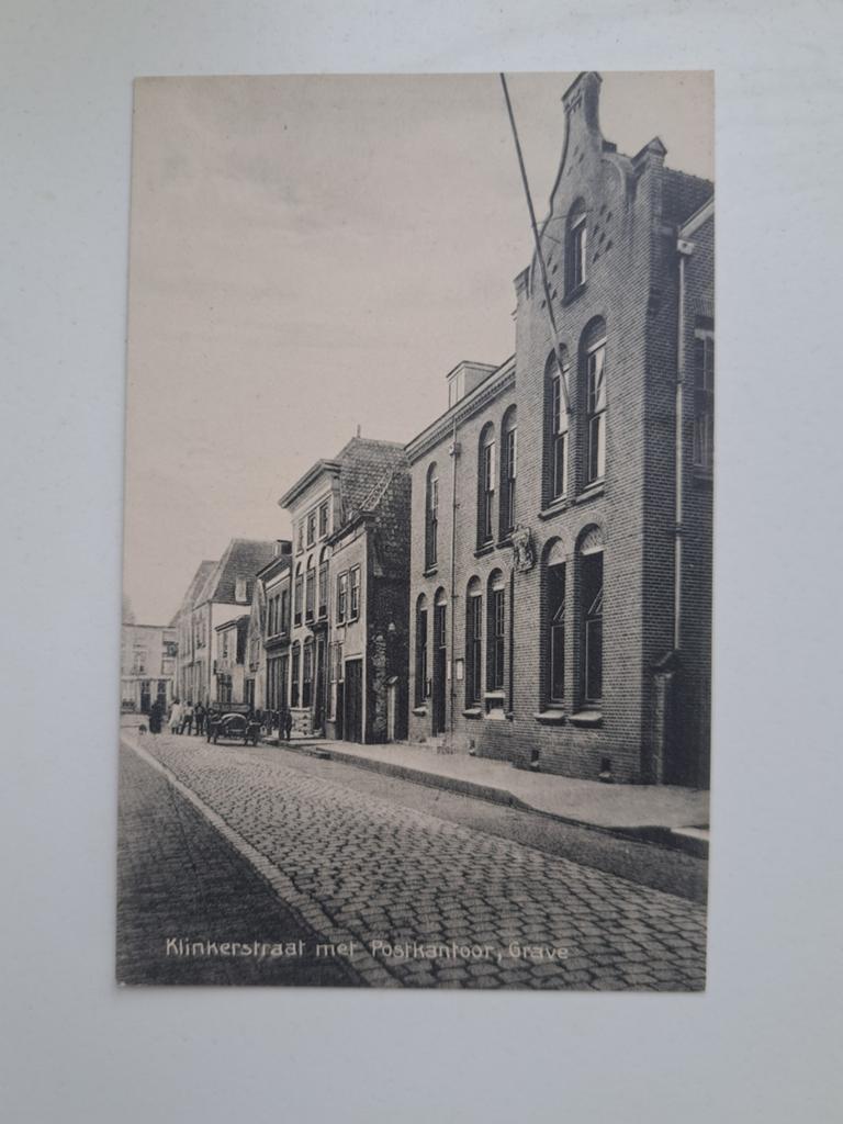 Grave, Klinkerstraat met Postkantoor, Verzamelen, Ophalen of Verzenden, Voor 1920, Ongelopen, Noord-Brabant