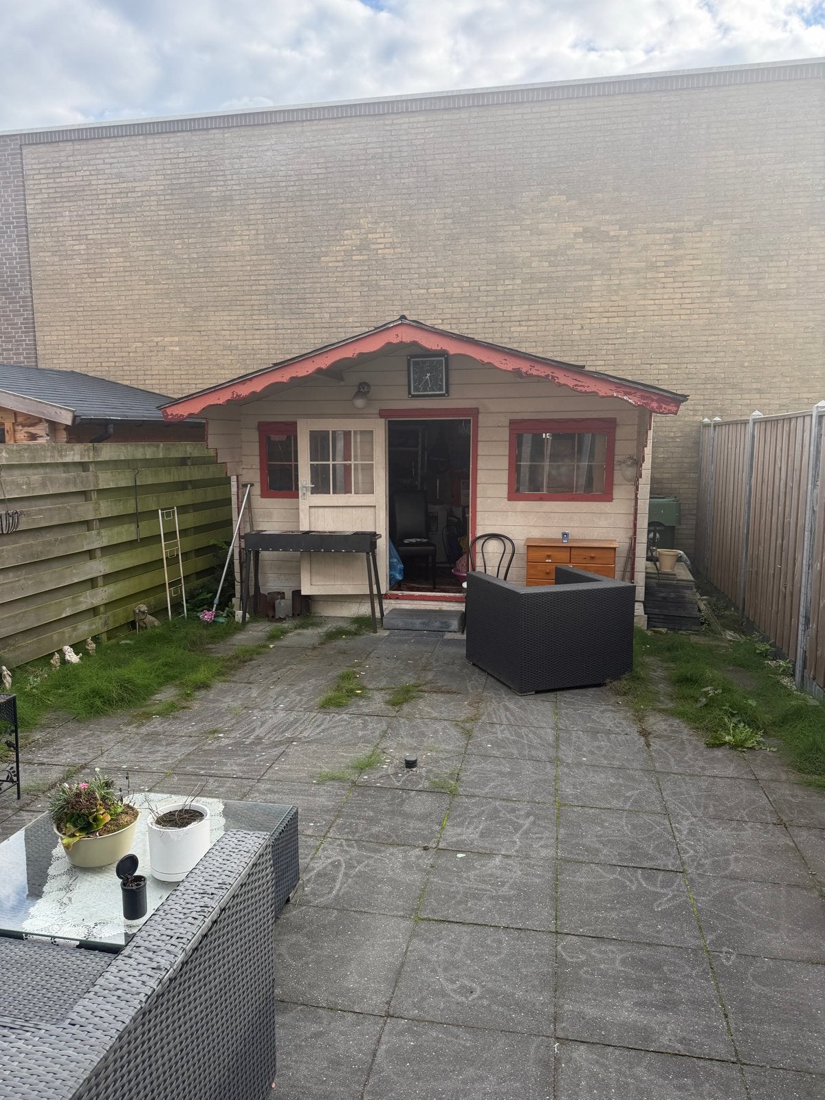 Gebruikte houten schuur met ramen en deur, Tuin en Terras, Ophalen, 250 tot 500 cm, Schuur, 2 ramen