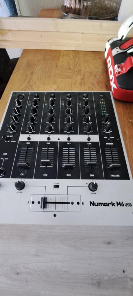 Complete DJ Set: Numark M6 USB Mixer & Skytec Speakers, Ophalen of Verzenden, Gebruikt, Minder dan 5 kanalen, Microfooningang
