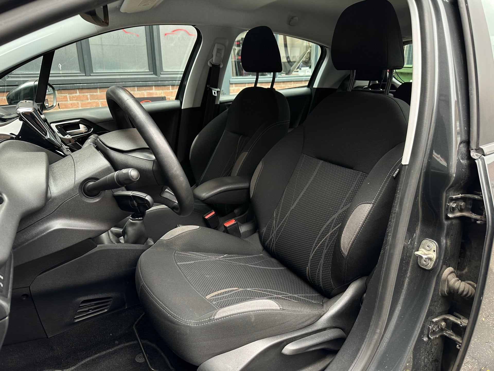 Peugeot 208 1.2 VTi Envy|Nap|Pdc|Navi|Cruise|Trekhaak|Airco, Auto's, Peugeot, Voorwielaandrijving, Euro 5, Gebruikt, 31 €/maand