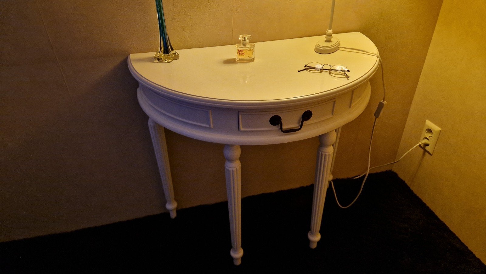 Halfronde sidetable met lade - Crème wit, Huis en Inrichting, Gebruikt, Ophalen of Verzenden, 75 cm of meer, Klassiek, Landelijk
