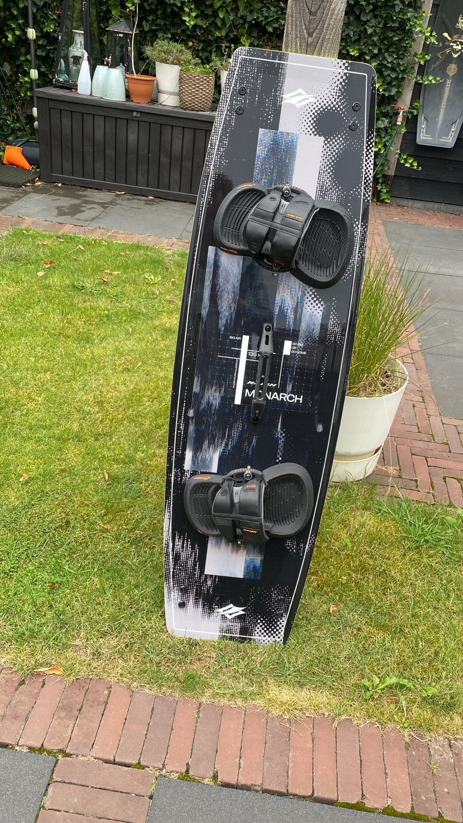 Naish Monarch 2026 Twintip Kiteboard met Apex bindingen, Twintip, Ophalen, Zo goed als nieuw, Kiteboard