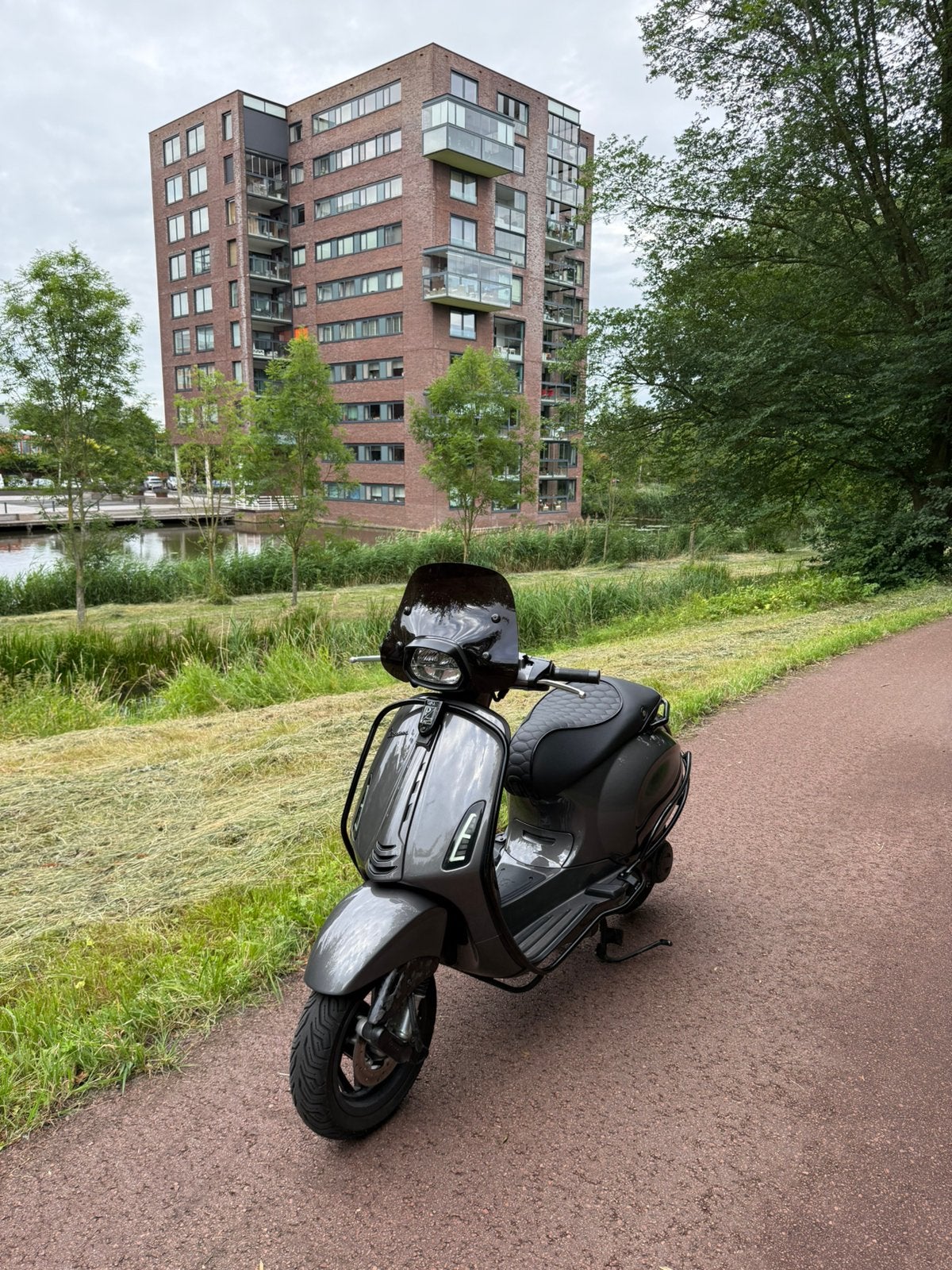 Vespa Sprint 2026 Porsche Agaat Grijs - Full Option | 1385KM, Ophalen, Maximaal 45 km/u, Vespa S, Zo goed als nieuw