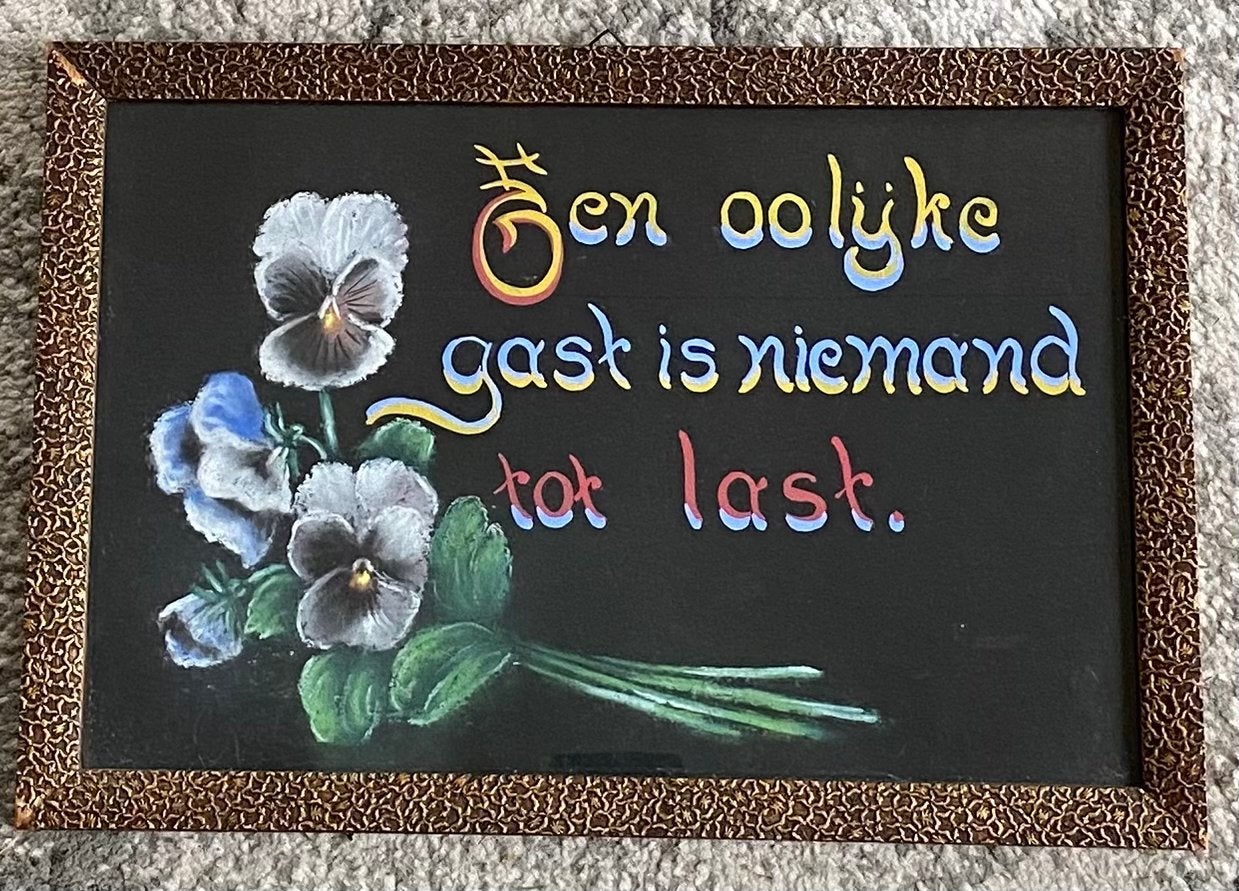 Vintage Wanddecoratie: Een Oolijke Gast is Niemand tot Last, Gebruikt, 26 cm, Glas, Ophalen