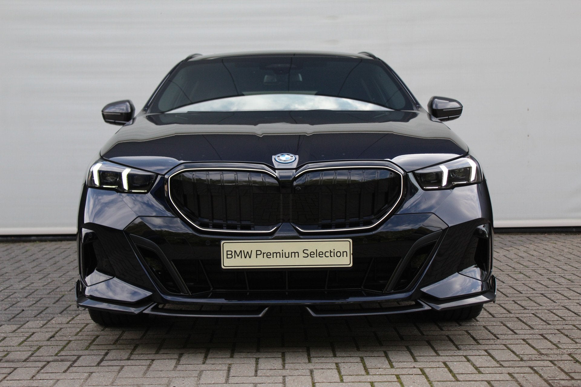 BMW i5 Touring eDrive40 M Sport / Panoramadak / Trekhaak / B, Auto's, BMW, Automaat, 81 kWh, Achterwielaandrijving, Zwart