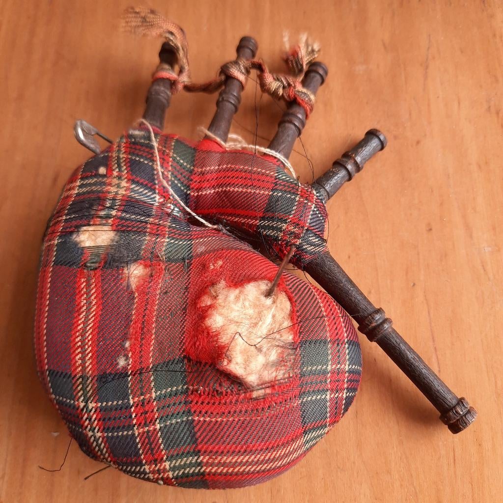 SCHOTLAND: Antiek Schots Tartan Speldenkussen Doedelzak, Antiek en Kunst, Verzenden
