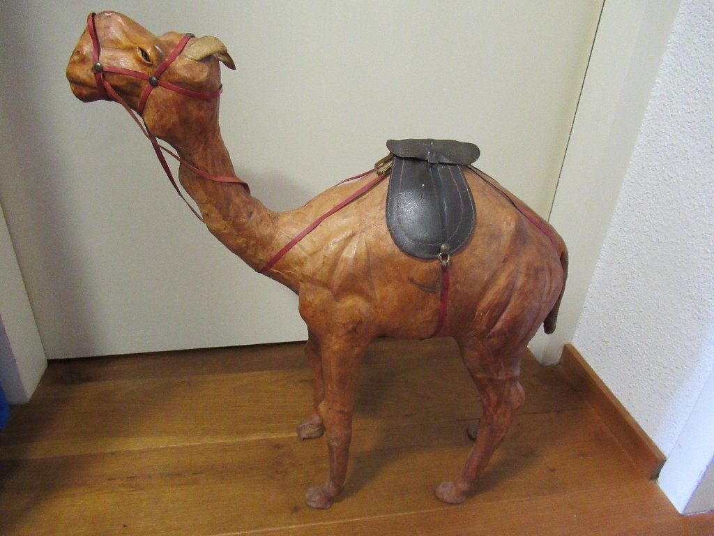 DROMEDARIS beeld met leer omkleed uit Oman hg 55 br 50 € 75, Ophalen of Verzenden, Zo goed als nieuw, Dier