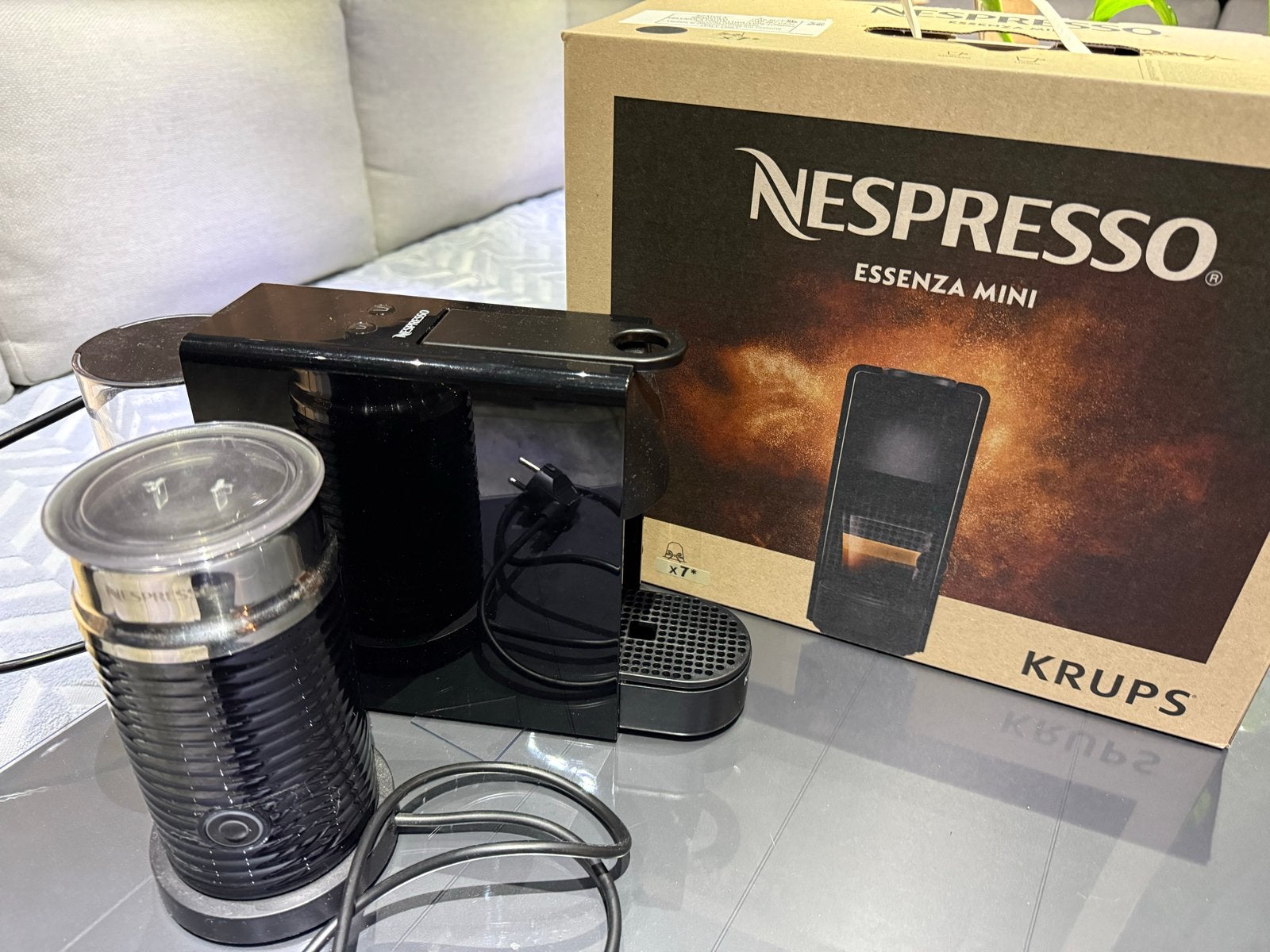 Nespresso Essenza Mini Krups met melkopschuimer, Espresso apparaat, Ophalen of Verzenden, Zo goed als nieuw, 1 kopje