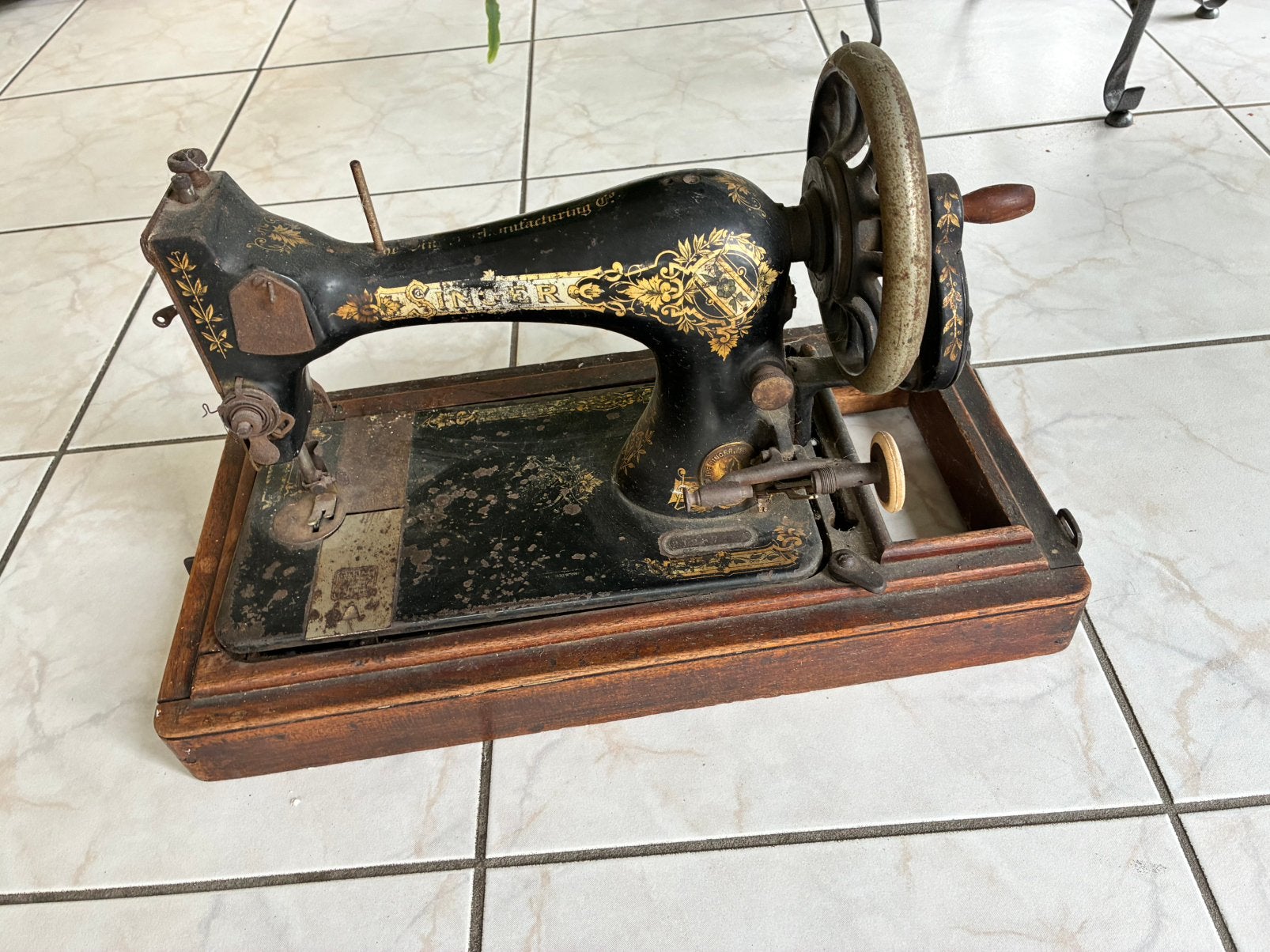 Oude Singer naaimachine, Ophalen