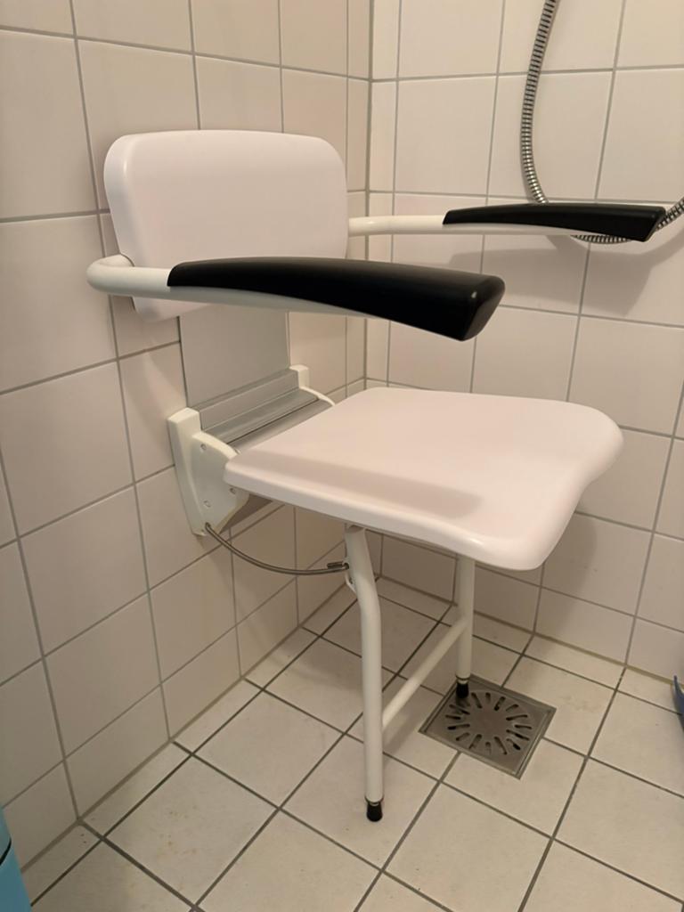 Douchestoel wand douche stoel 1 jaar oud, Overige typen, Zo goed als nieuw, Minder dan 100 cm, 25 tot 50 cm