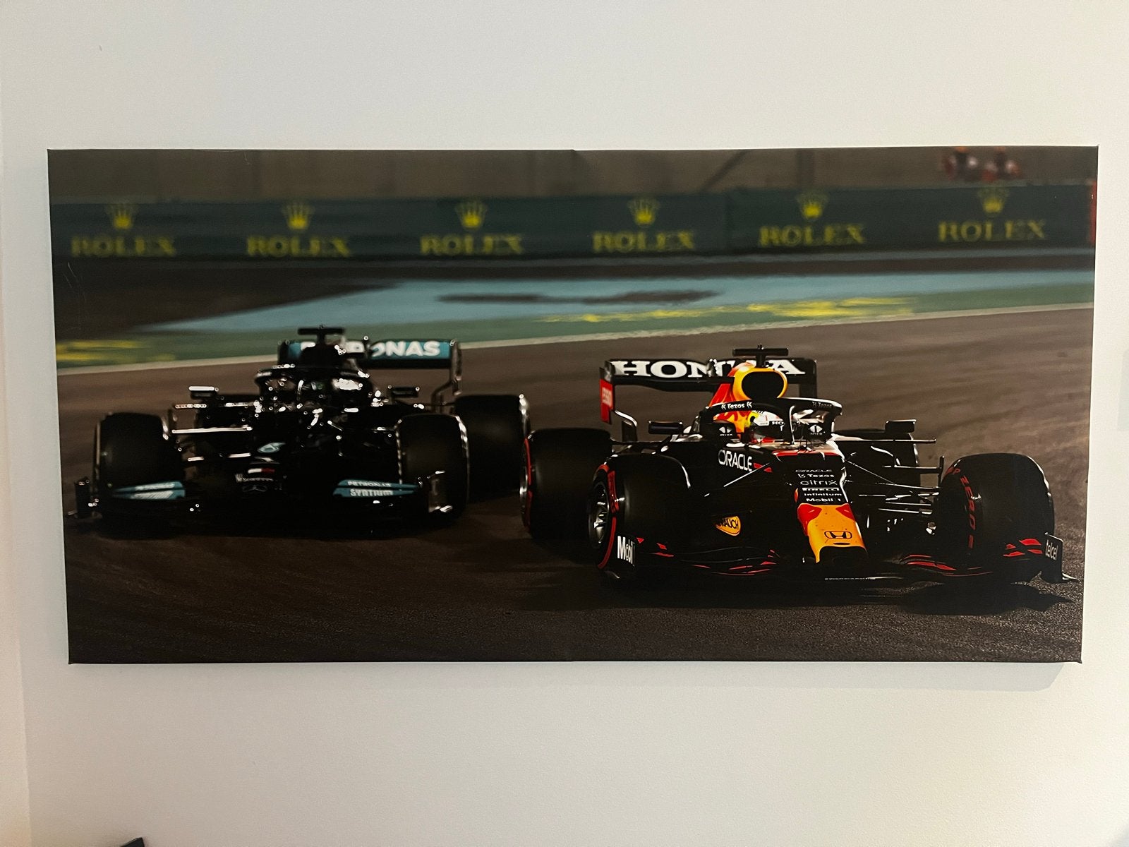 Canvas Max Verstappen haalt Lewis Hamilton in - 120x60cm, Ophalen, 50 – 75, Gebruikt, Print