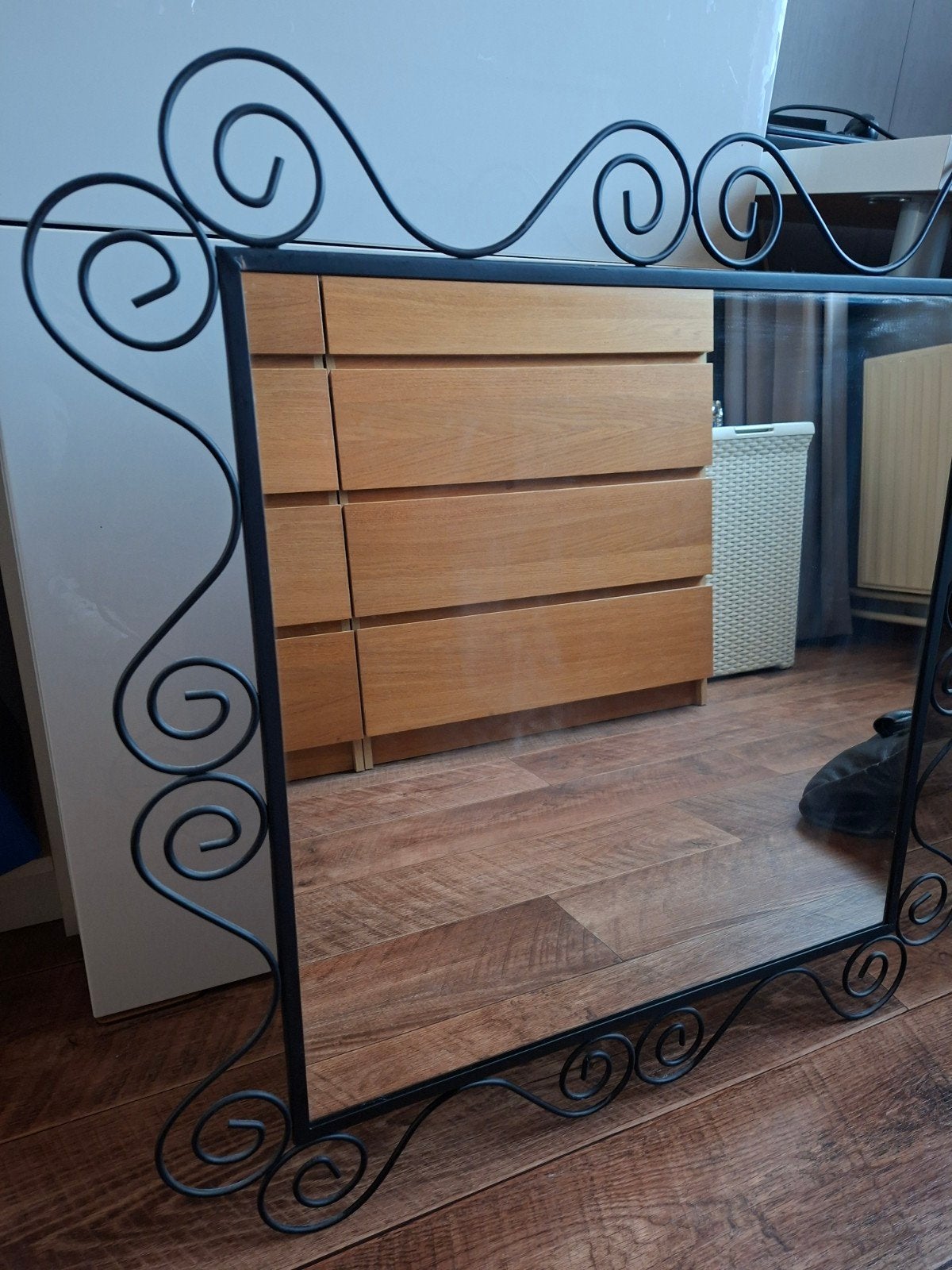 Decoratieve spiegel met krullend metalen frame, Huis en Inrichting, Woonaccessoires | Spiegels, Ophalen, Gebruikt, Rechthoekig