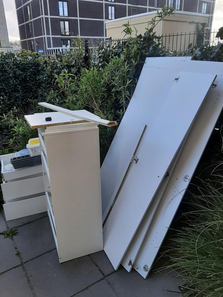Gratis af te halen witte ladenkast en kledingkast onderdelen, Huis en Inrichting, Kasten | Kledingkasten, Gebruikt, 50 tot 75 cm