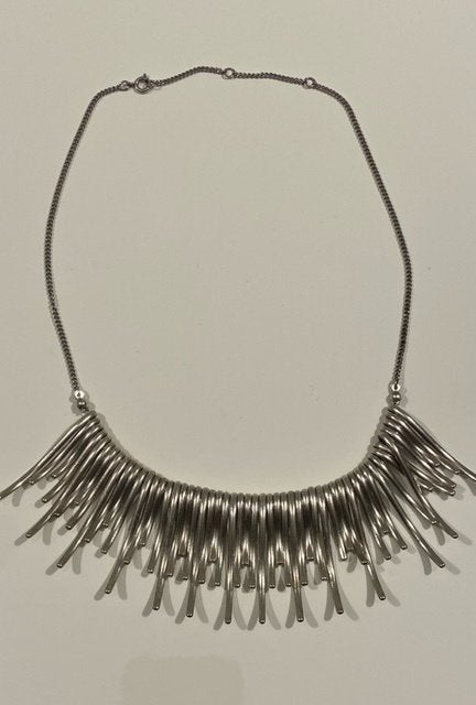 Zilverkleurige ketting met staafjes, Ophalen of Verzenden, Zo goed als nieuw, Zilver, Overige materialen