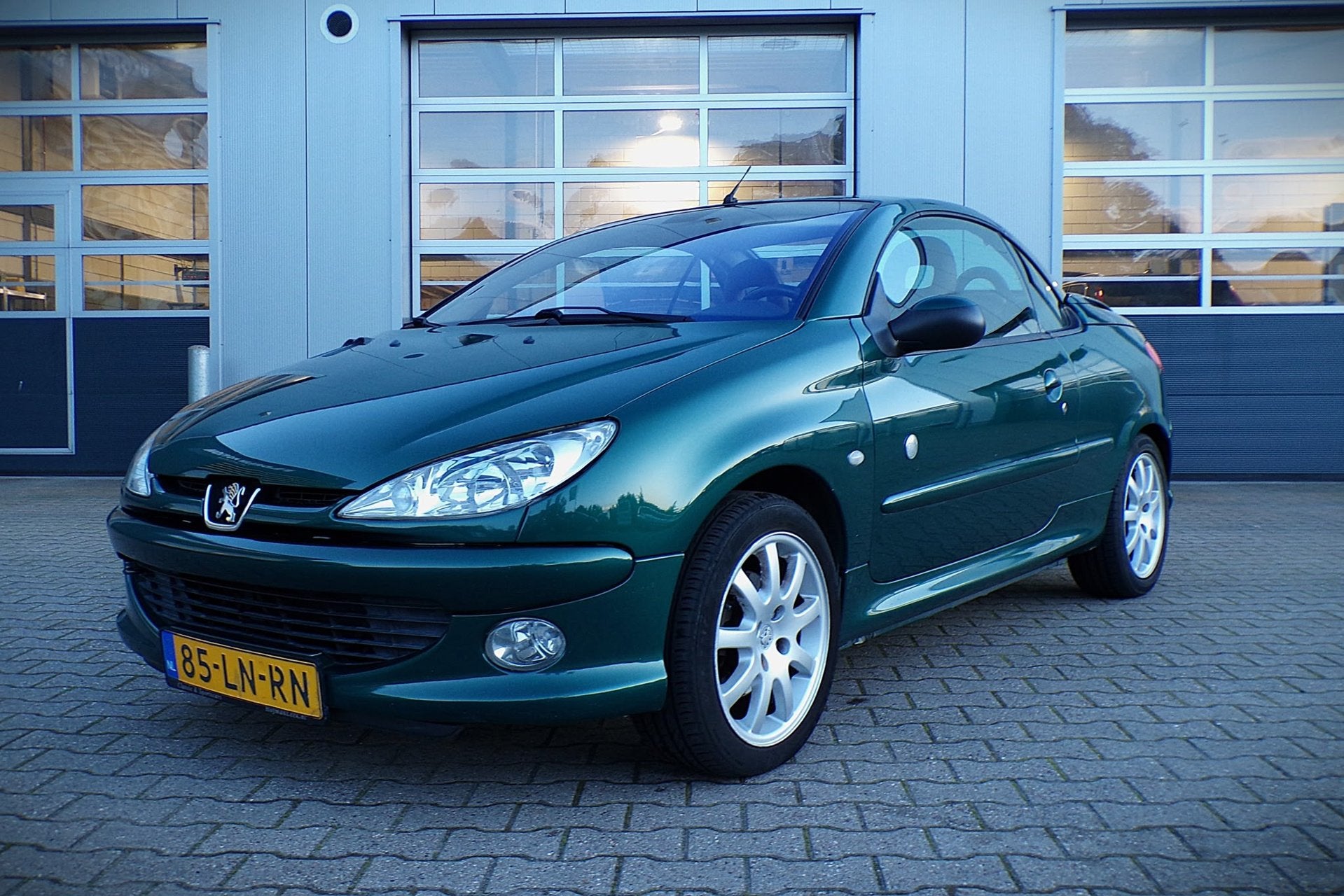 Peugeot 206 CC 1.6-16V Roland Garros, Auto's, Voorwielaandrijving, Gebruikt, 4 cilinders, Cabriolet