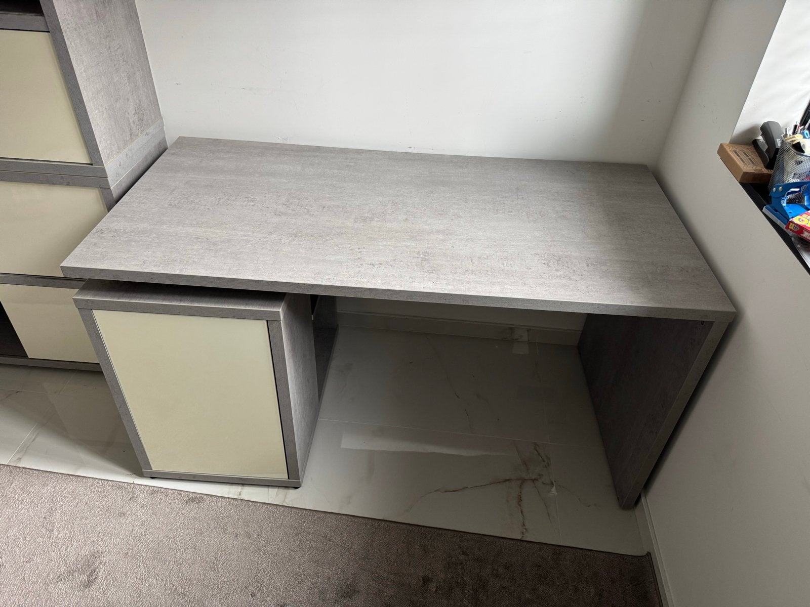 Modern bureau met opbergruimte - Grijs/Crème, Opbergruimte, Spaanplaat of MDF, Ophalen of Verzenden, Zo goed als nieuw