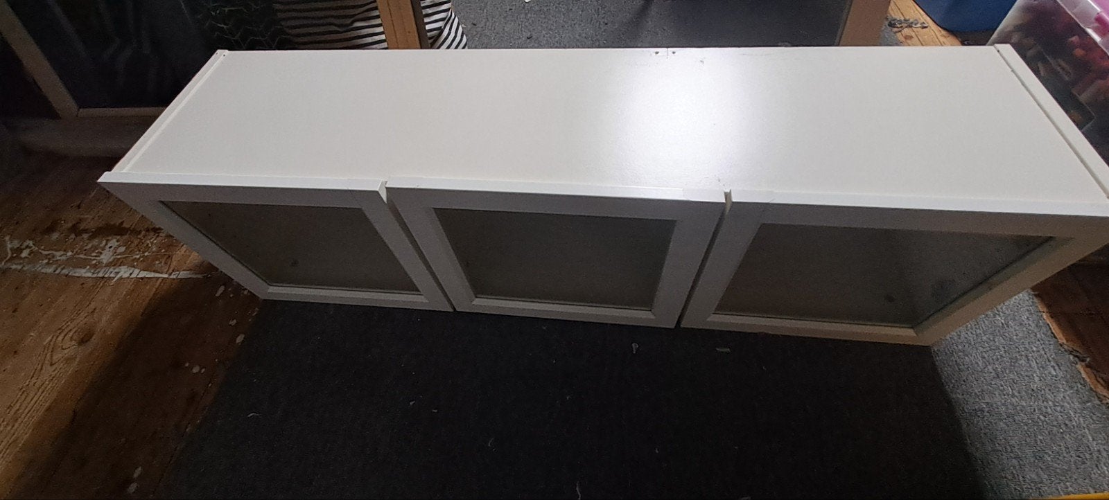Witte wandkast met glazen deuren