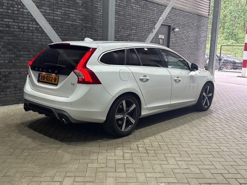 Volvo V60 2.0 T4 Business Sport | ACC | Schuifdak | BLIS | P, Auto's, Volvo, Gebruikt, 1969 cc, Wit, 1600 kg