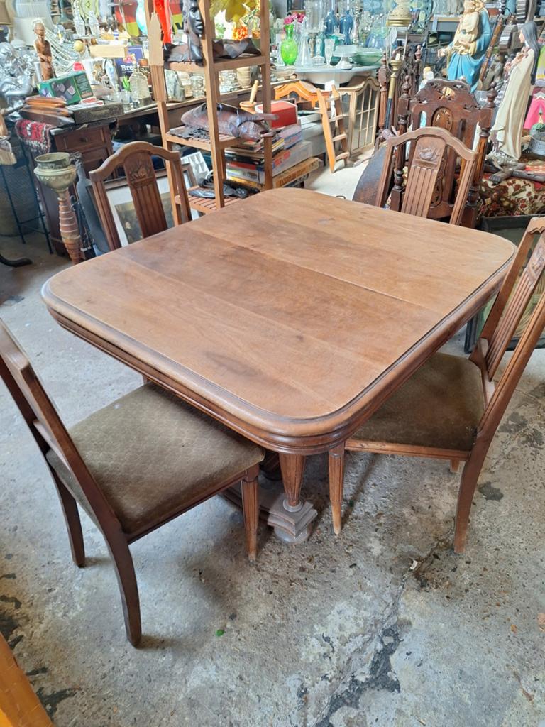 Antieke eettafel met 4 stoelen op wieltjes, Antiek en Kunst, Ophalen