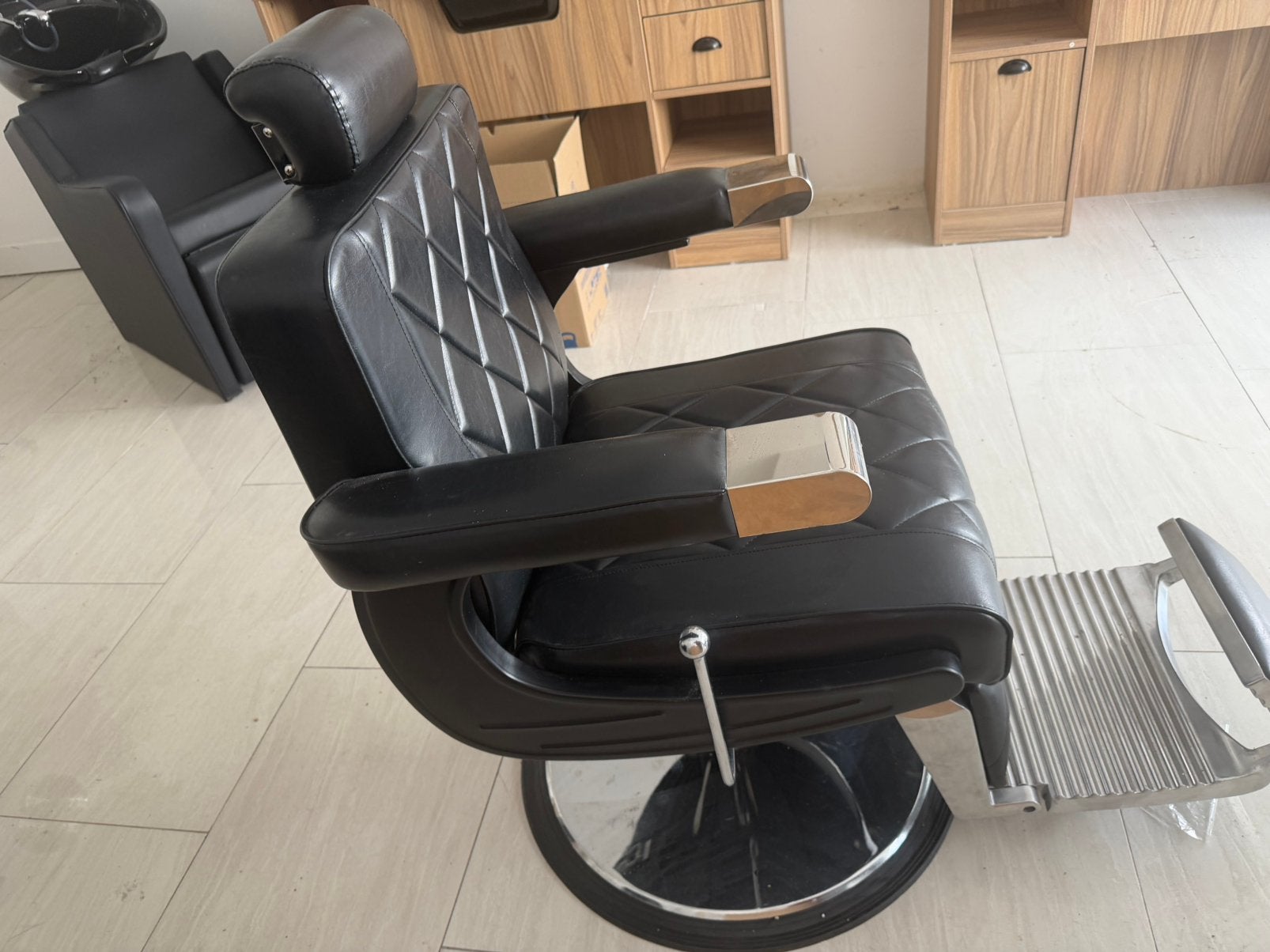 : 2 nieuwe professionele barberstoelen / kappersstoelen